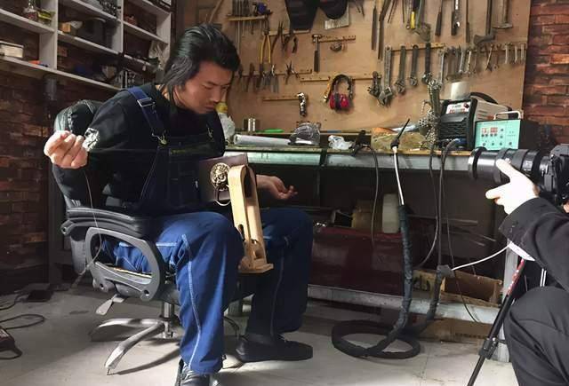 这手艺活凭他的焊接技术简直小菜一碟,而且他还特别具有手工创意,肯定