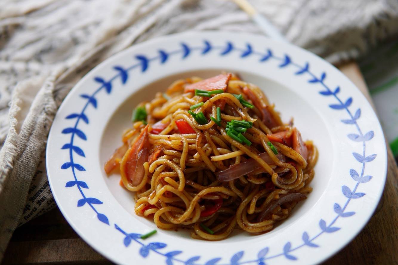 炒面时别直接下锅,多加一个步骤,面条不粘更有嚼劲,一盘不够吃