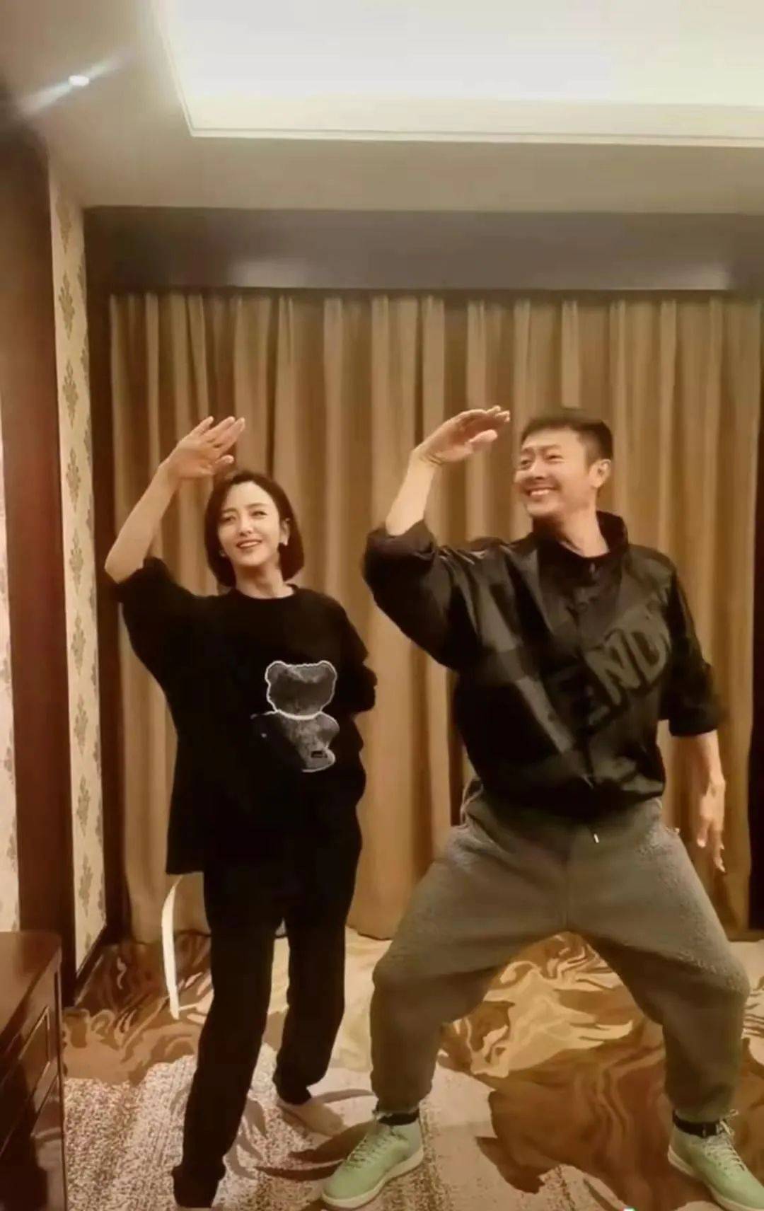 原创印小天晒与佟丽娅跳舞视频配合完美引网友围观网友丫丫快带小天上