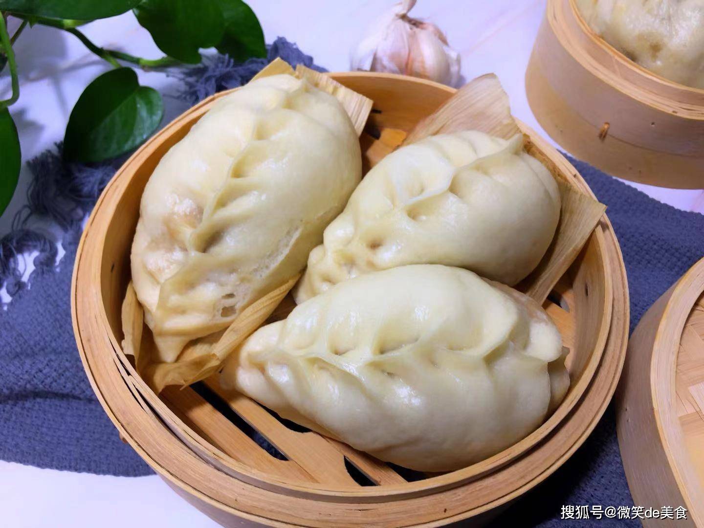 驴肉包子鲜香味美一口下去汤汁满满太好吃啦看着都流口水