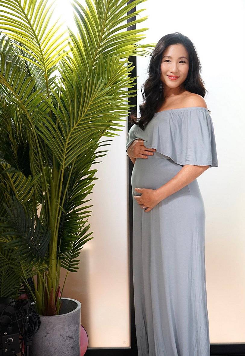 郑佩佩女儿和老公一起拍孕肚写真 体态依旧纤瘦