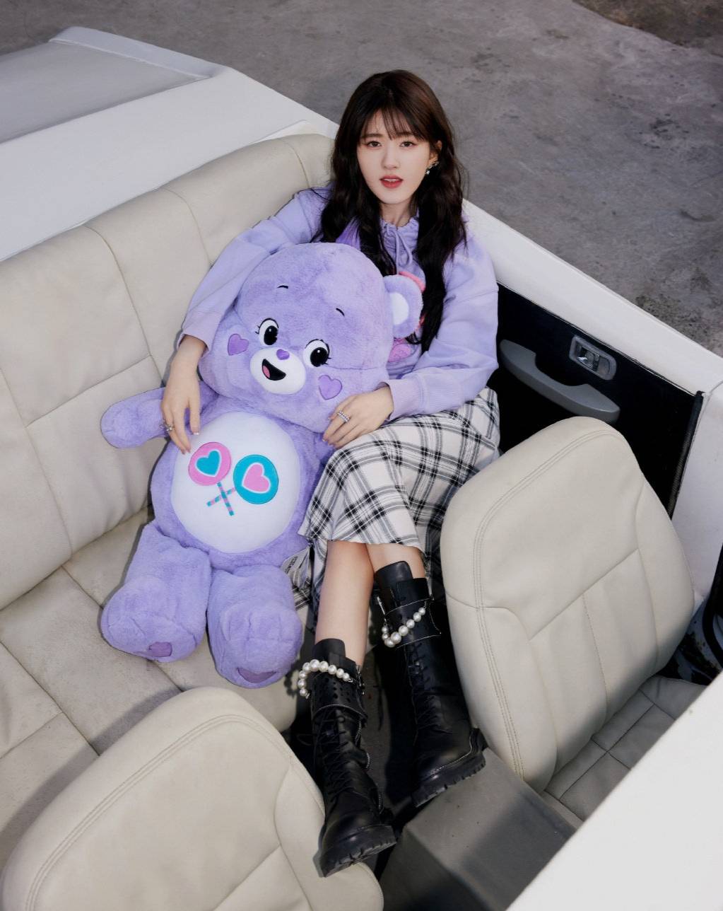 甜到犯规,赵露思穿小熊卫衣配格子长裙,笑起来太可爱