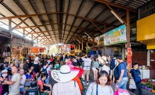 泰国最牛的钉子户，变成了旅游收入的保障，是极富盛名铁道市场