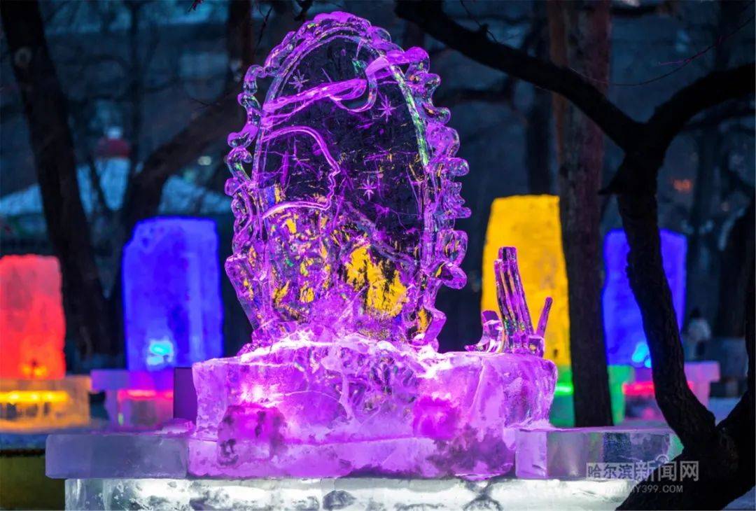看冰雕玩冰滑梯抽冰尜丨兆麟公园冰灯游园会免费开园