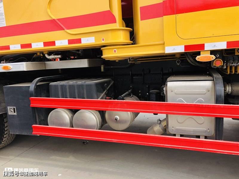 国产泵车的实力派61米上装道依茨动力三一自主泵车底盘实拍