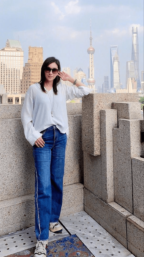 杨恭如穿红色蕾丝长裙亮相,颜值不减当年,但清瘦身材缺少美感!_气质