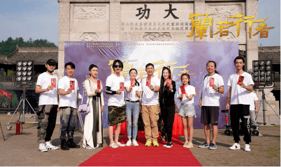 东莞英鸿影视影业出品电影兰若行者横店开机樊少皇和导演颜光兴祝贺