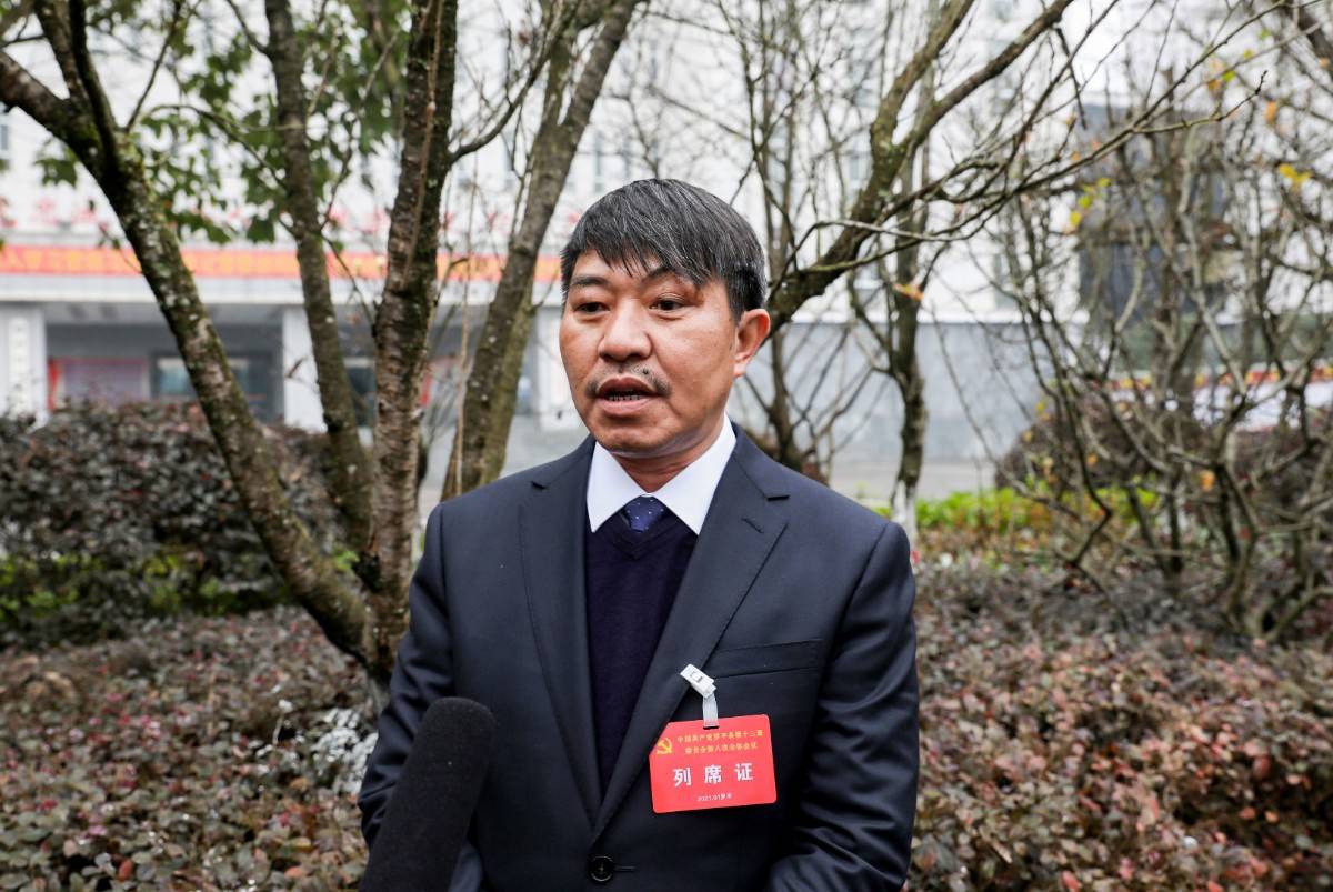 (李尤立 罗平锌电股份有限公司董事长)上午,听取了县委书记海建才