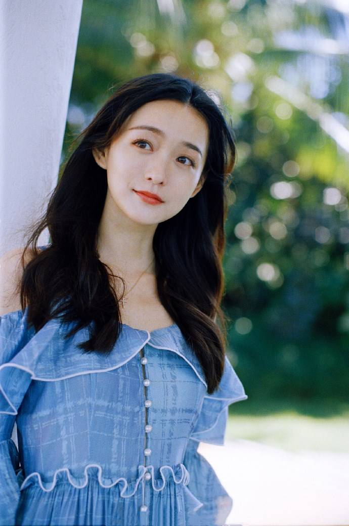 原创何泓姗一袭蓝色吊带露肩长裙淑女浪漫温柔典雅长发飘飘若仙