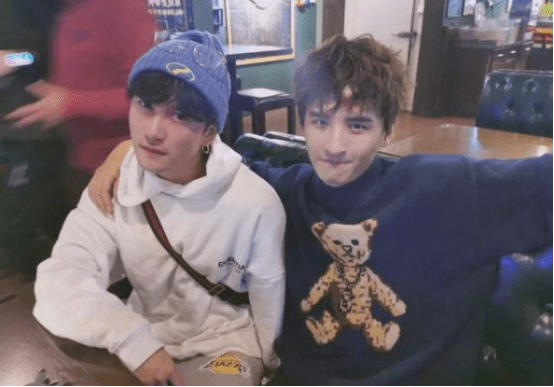 蒋劲夫健身撸铁被偶遇,萌妹助理全程跟拍陪伴,刘洲成更现神评论