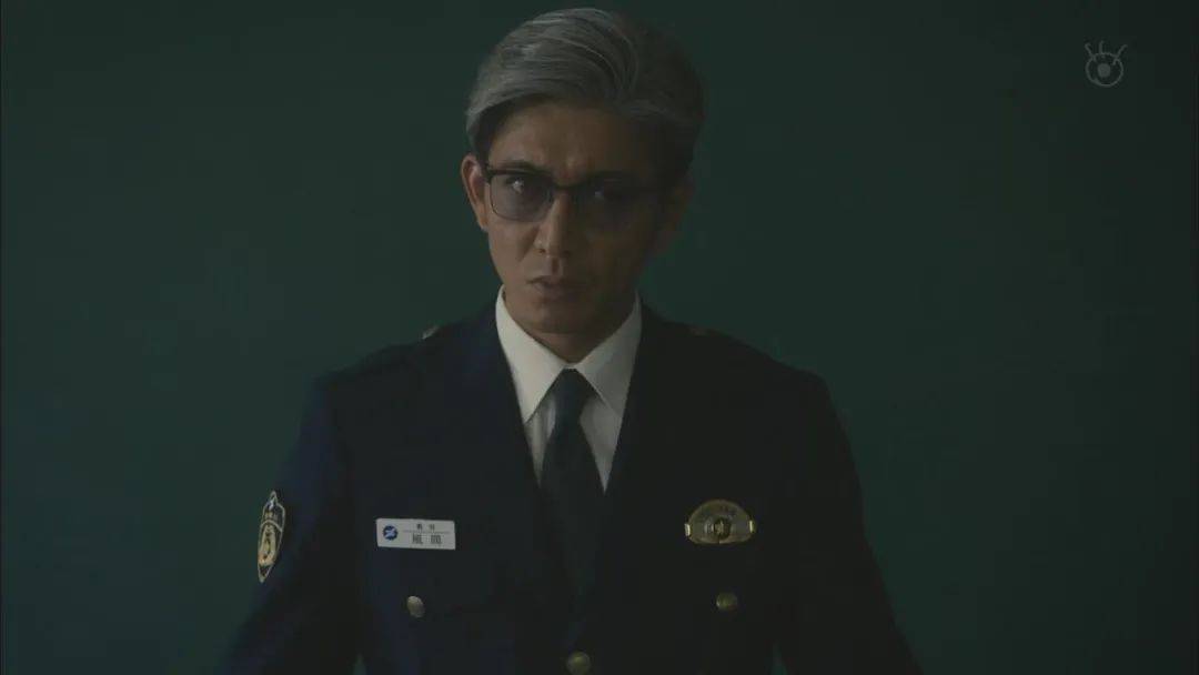 木村拓哉继续以银发造型,饰演警察学校最恐怖的教官·风间公亲,他依旧