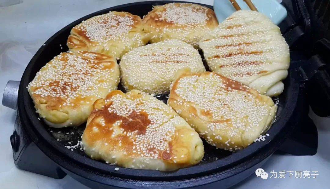 小火烙两分钟翻面,烙至两面金黄.