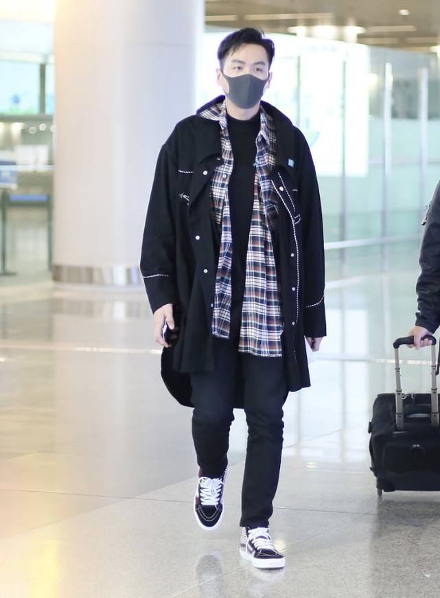 张若昀解锁fendi皮具代言人不仅演技好时尚气质也是一流