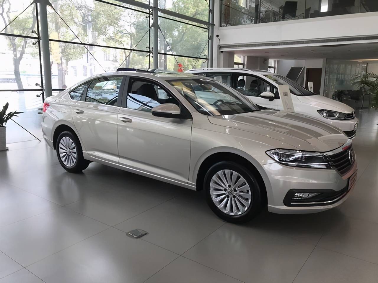 大众朗逸:销量榜第二 6.99万起售,5.5l油耗爱了吗?