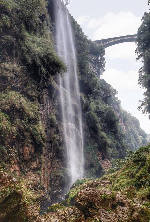 贵州最美疤痕景区免费开放，数百瀑布，电梯直插悬崖