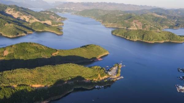 万峰湖水清岸绿景美