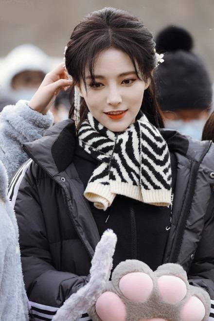 许佳琪新剧《清风朗月花正开》开机,饰演女主颜值超绝