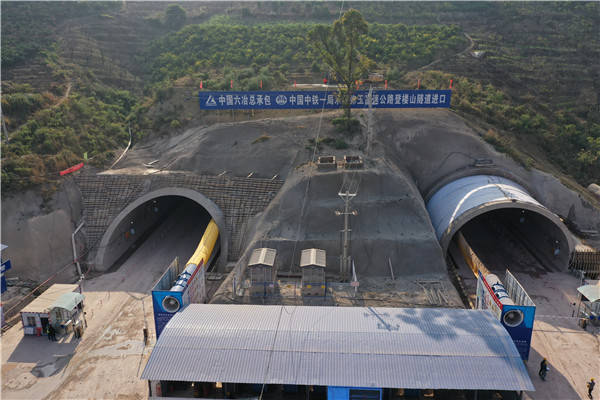 来到中铁一局集团承建的弥玉高速公路登楼山隧道检查调研