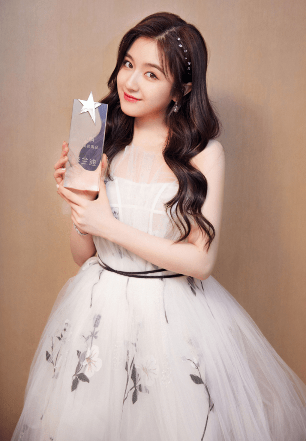 开年首个红毯,女明星纷纷化身冬日"冻美人",谁美到了你?_礼服