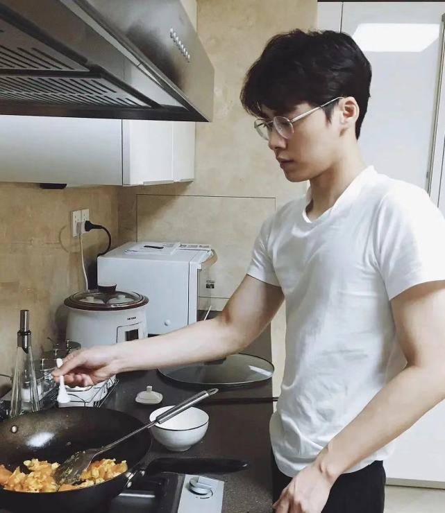 如今的李易峰是单身状态,事业有成,又多金帅气,还会做饭,相信峰峰会
