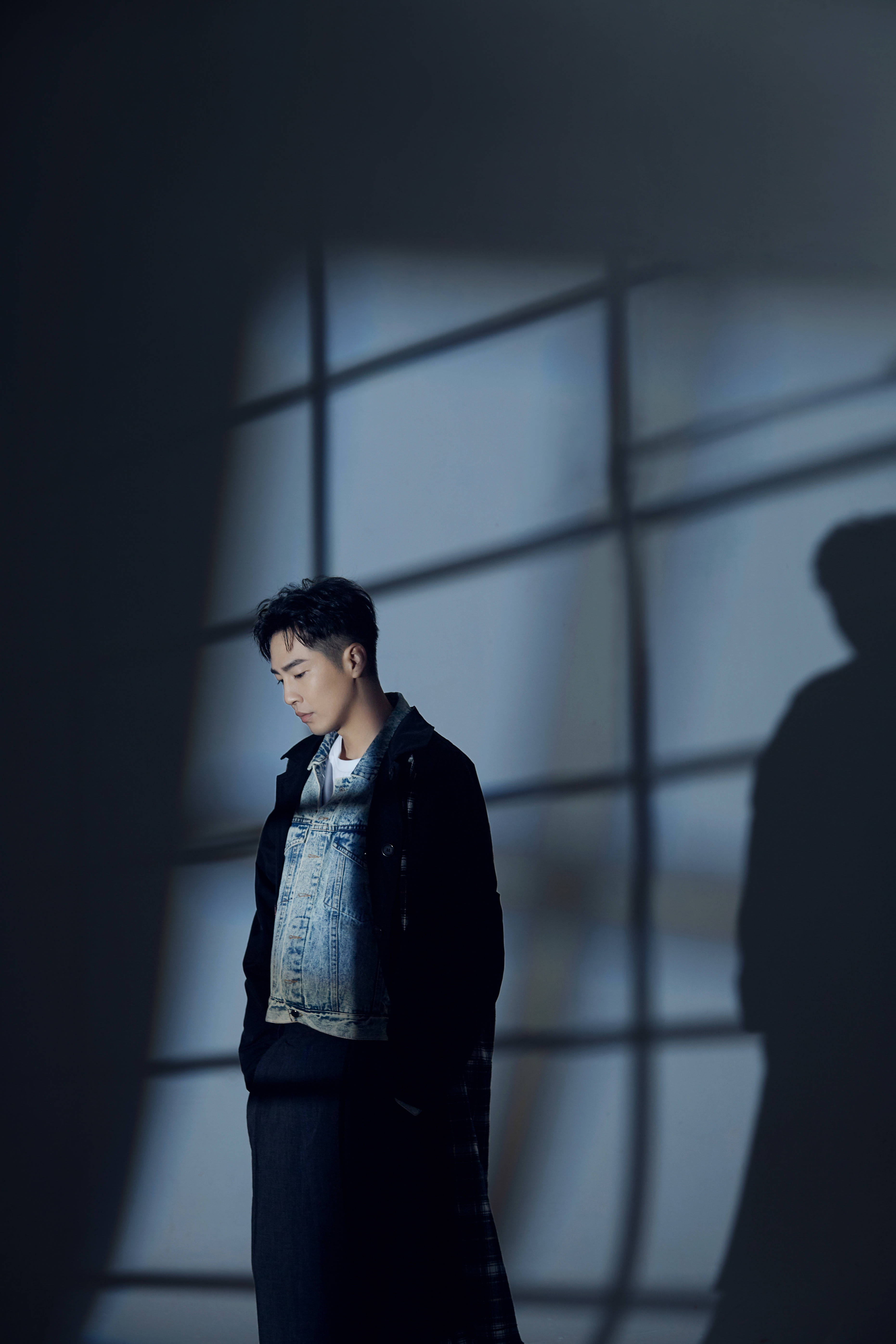 邹廷威开年时尚写真曝光 轻熟风彰显帅气俊朗_外套