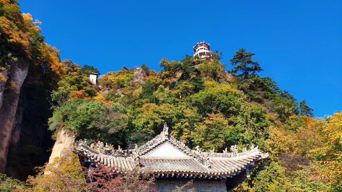 崆峒十二景中,最为游客所熟知的是,香风山林,仙桥横跨.