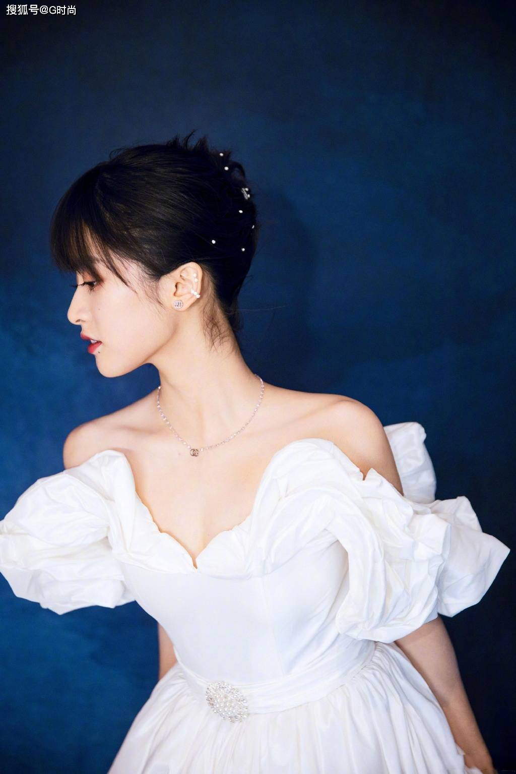 沈月身着白色荷叶边露背长裙,可爱甜美优雅非凡