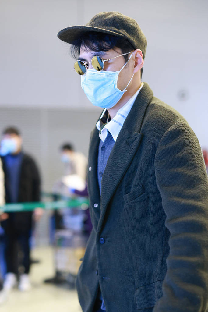 袁弘复古西装配圆眼镜单手插兜身材发福壮如牛