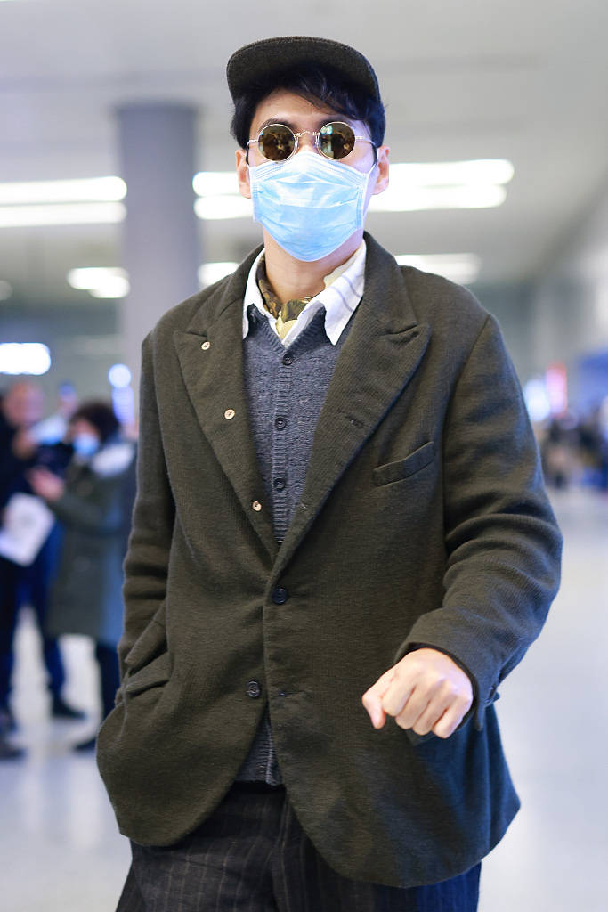 袁弘复古西装配圆眼镜单手插兜身材发福壮如牛