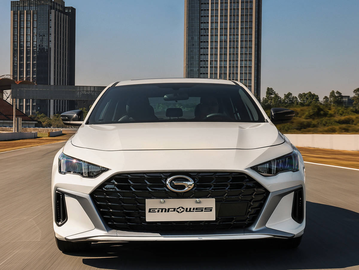 传祺全新轿车实车曝光外观很霸气车内空间很大