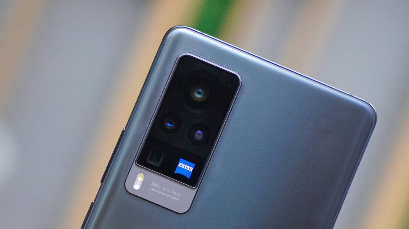 前置采用了3200万像素摄像头