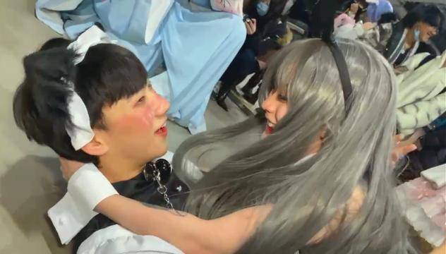 哈尔滨漫展事件后续女主侮辱二次元男主怂到不敢发声