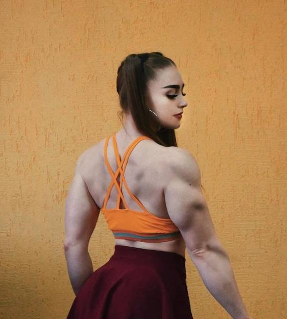 原创小个子健身女孩,拥有一双麒麟臂,深蹲重量252.5公斤