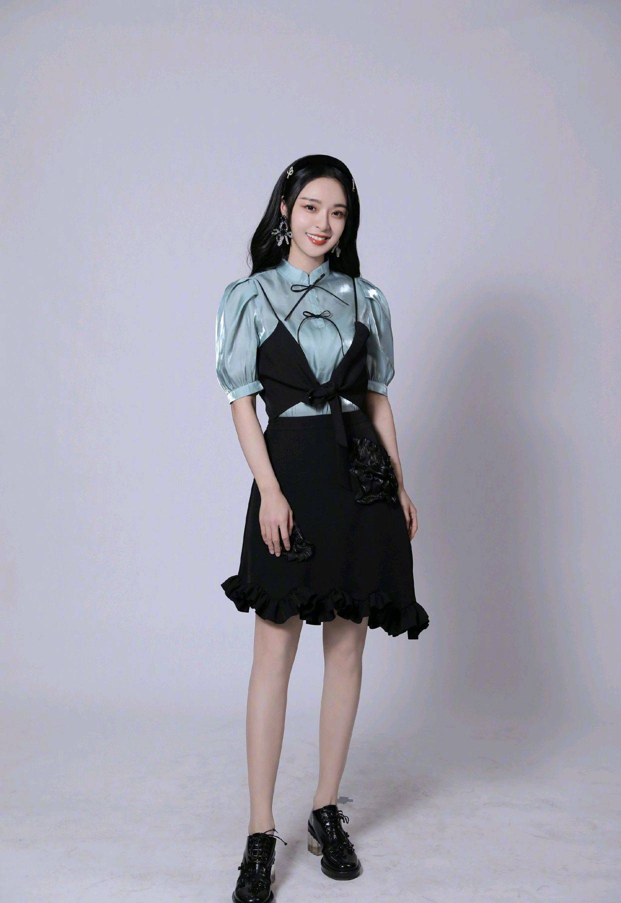 李莎旻子也太敢穿了淡蓝色衬衫配黑色吊带衫高级感十足