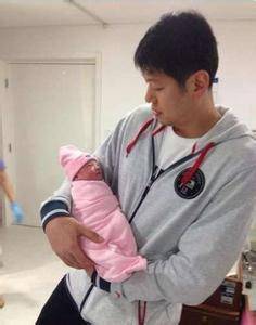 原创前男篮国手莫科现状妻子离世后一夜白头后与泳坛女神成家生子