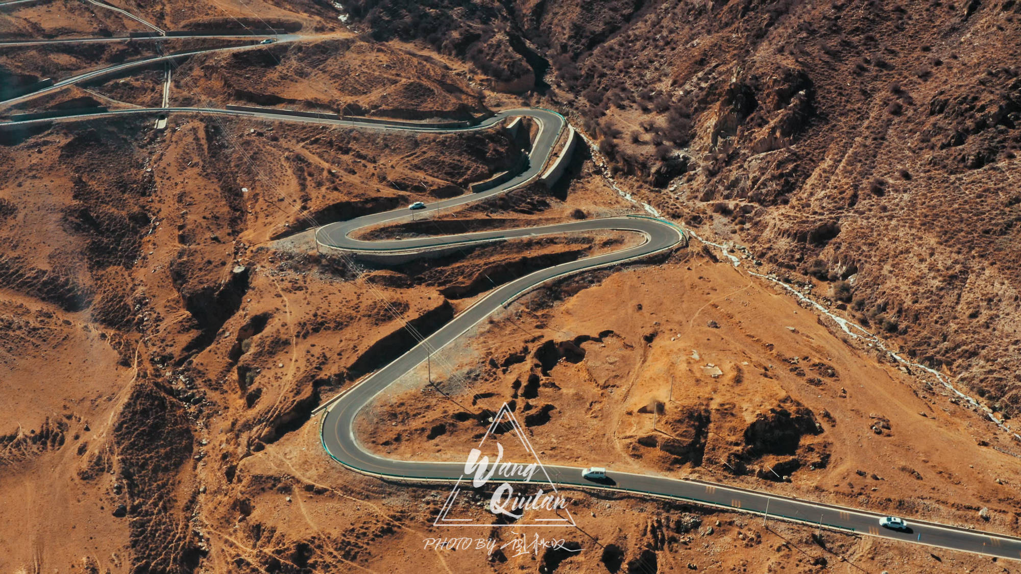 沿着新建的林拉公路行驶,跟着导航在甘丹寺出口下高速.