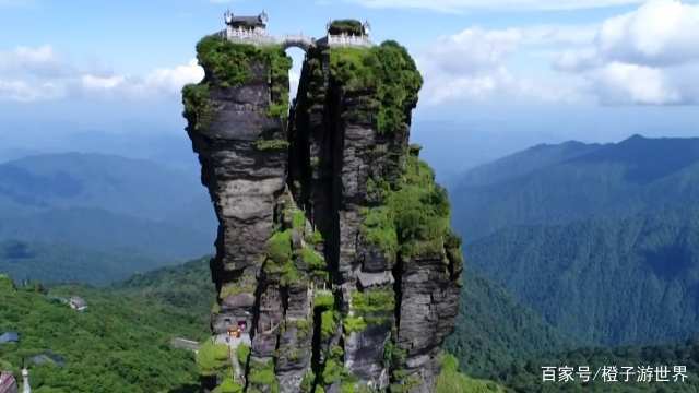 贵州一座悬立在大山险峰上的房子，你敢爬上去吗？