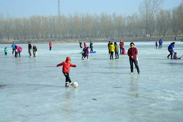 北京郊区免费天然冰场，宁静惬意面积大，玩一整天都不累