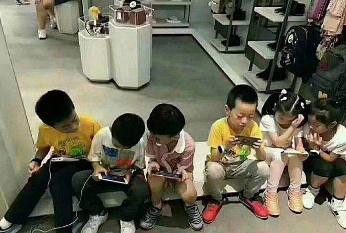 13岁孩子玩手机成瘫痪精神失常,利弊立见,别再给娃玩手机了