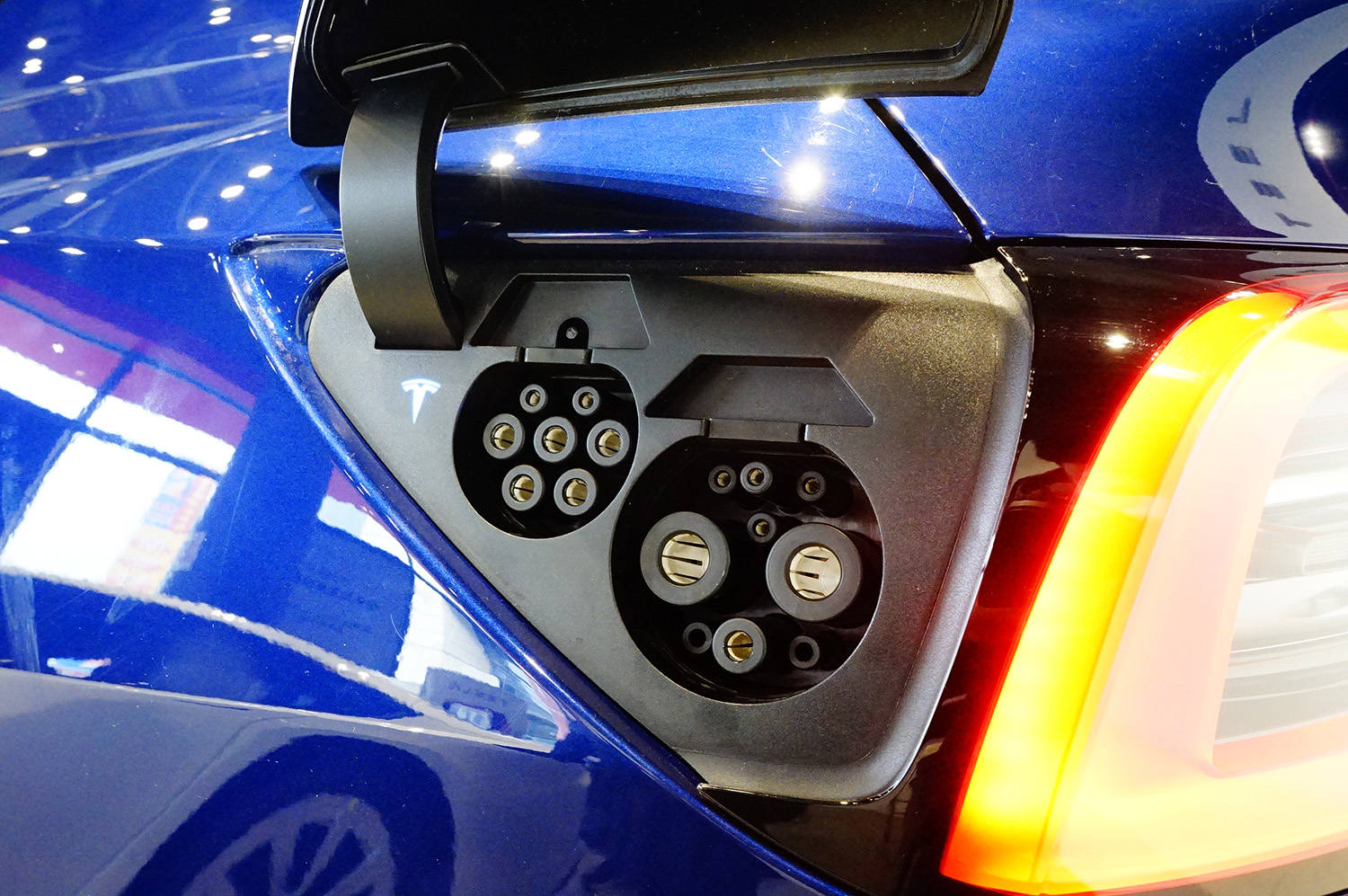 定价不讲武德 空间更大细节提升 特斯拉model y实拍简评