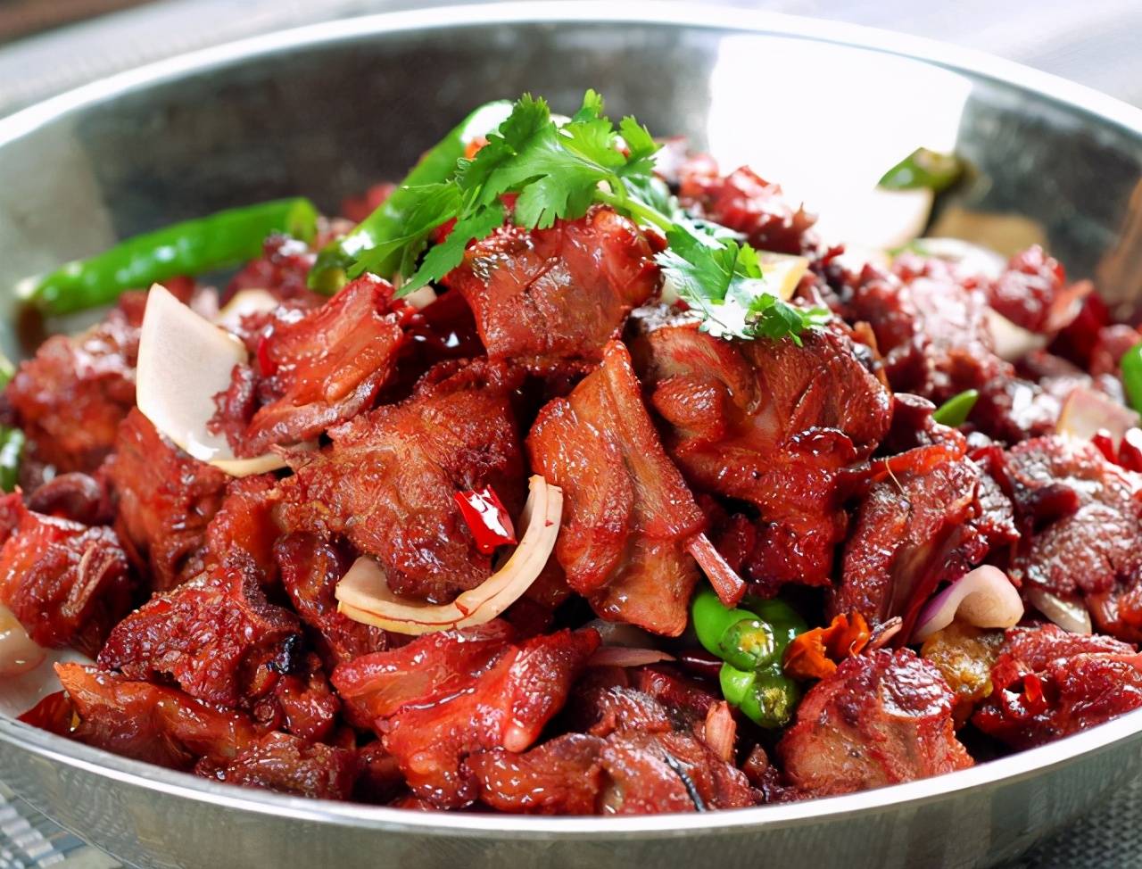 的呢,只不过有些狗该吃的我们还是会吃,毕竟狗肉的味道也是相当绝的