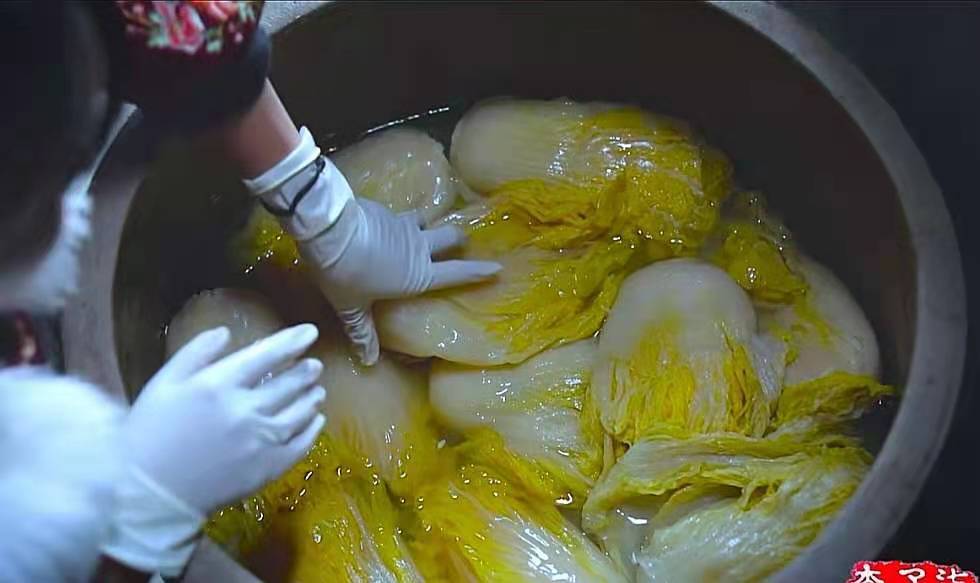 将近年关,李子柒也晒出了自己做的腊味,咸菜,近三千万人次观看_萝卜