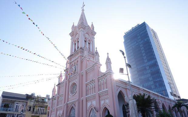 一座粉色教堂吸引中日韩三国游客团，烈日下排队拍照，值吗？