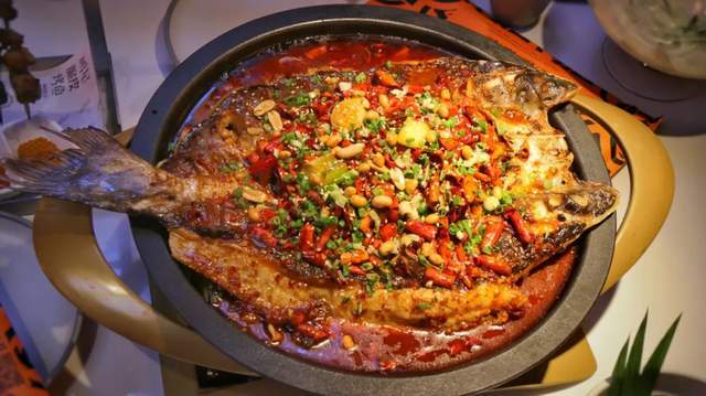 大连餐饮名店 | 鸣记脆皮烤鱼,十年做一鱼,俘获食客心