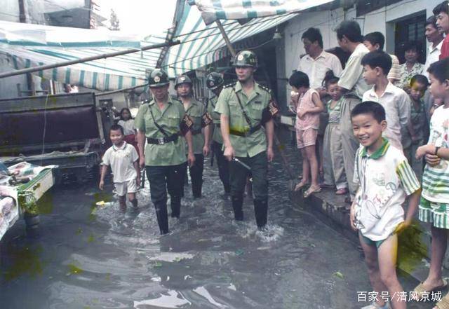 上图:交警是亲人(胡立强99年摄于常德 上图:腾飞(胡立强抓拍于湖南