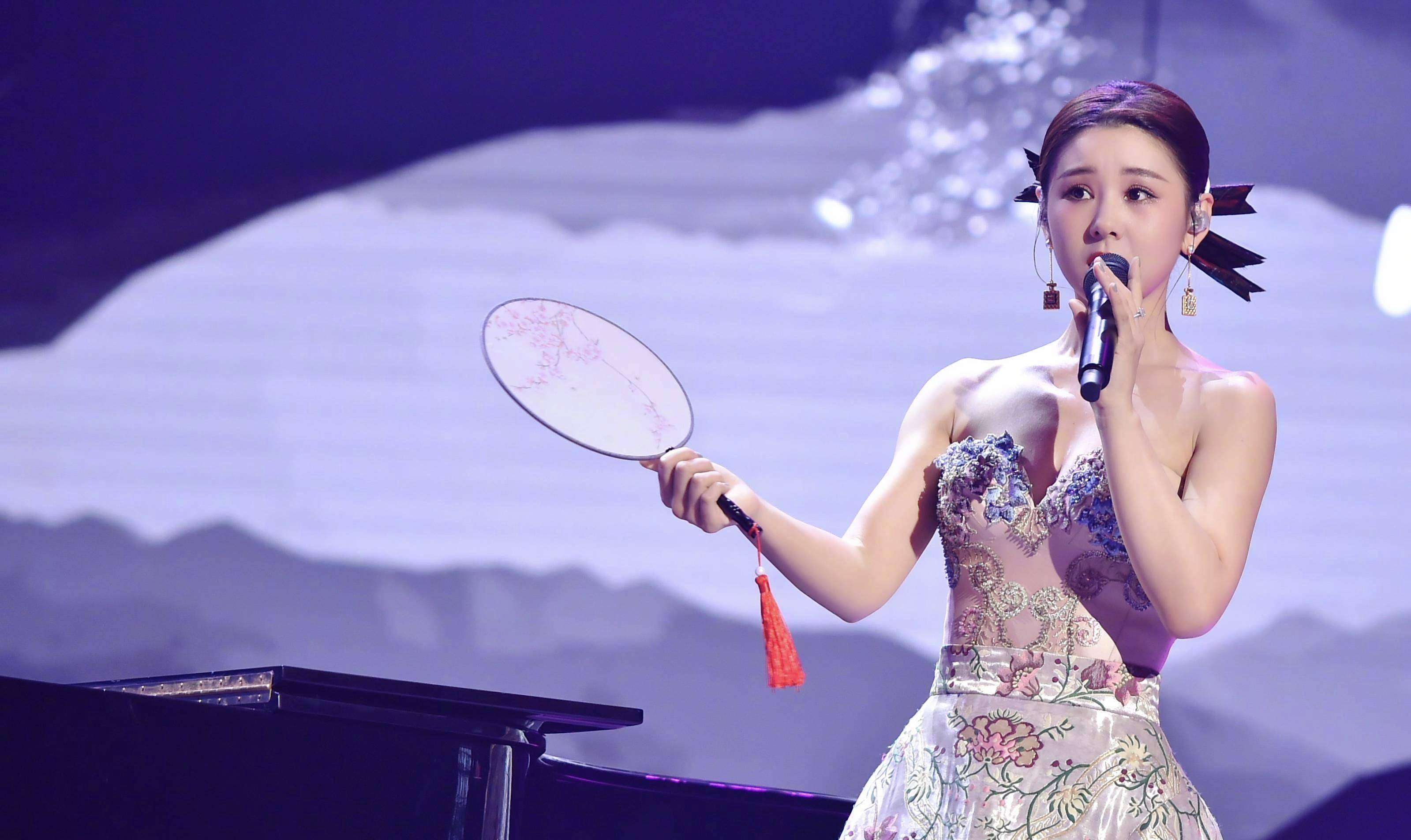 原创圆脸女神李小萌穿裸色薄纱连衣裙配古装发谁看了不心动