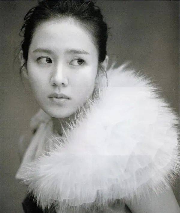 2021第一颗喜糖来自玄彬和孙艺珍,甜美氧气风才是韩流代表?_大衣