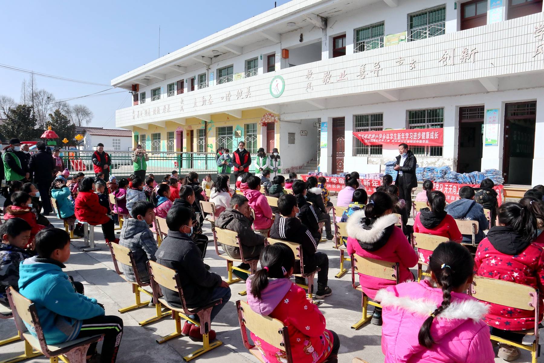 關愛山區學童 點亮新年願望 ——漢中洋縣範壩小學行