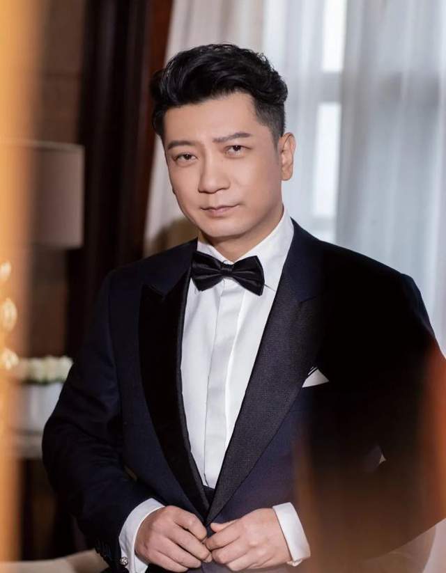 他是汤唯的前男友,拍完《色戒》后和平分手,如今事业爱情双丰收_田雨