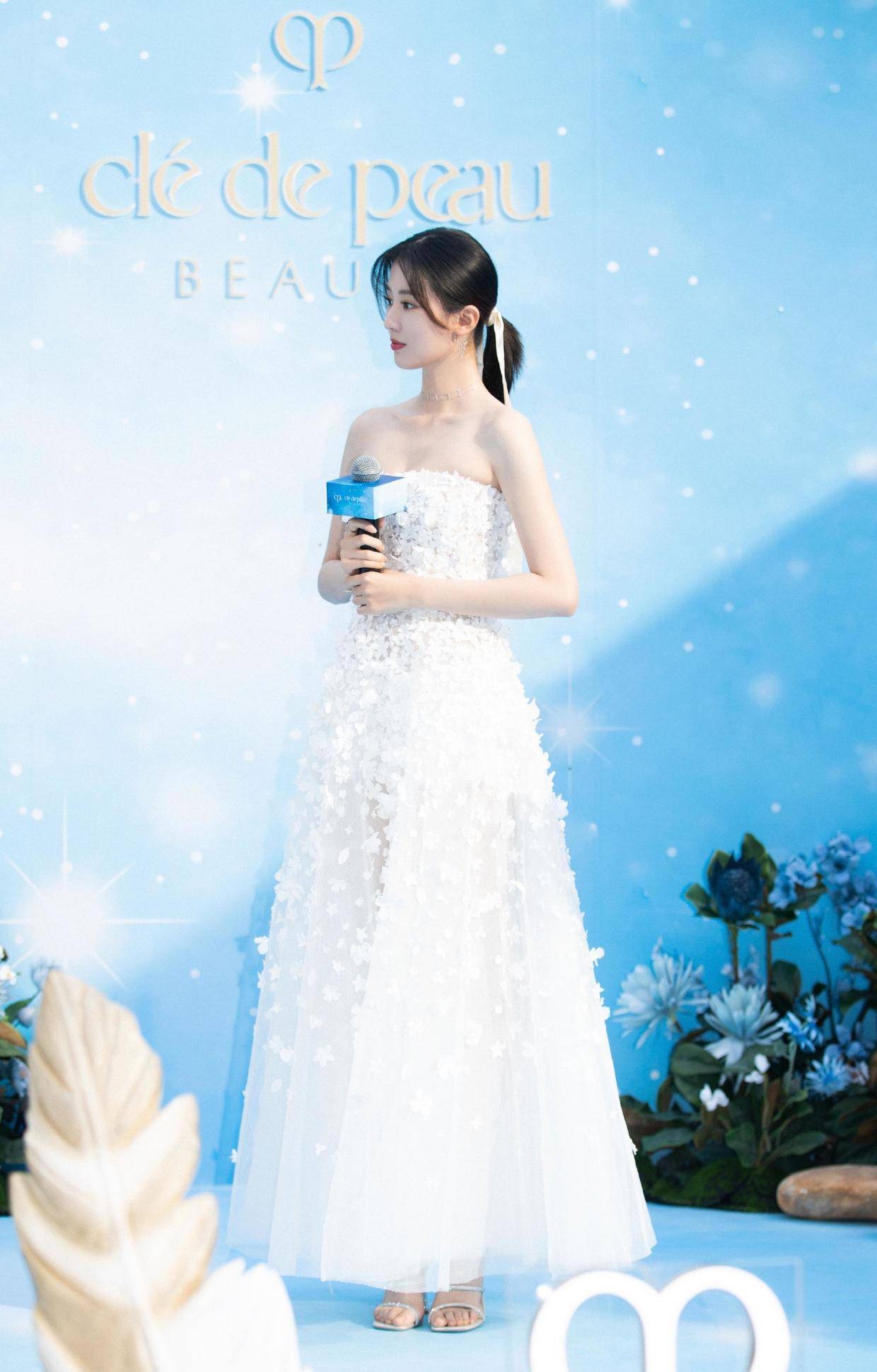 原创乔欣不愧是"天然"美女,穿拼接抹胸连衣裙亮相,满满的高级感